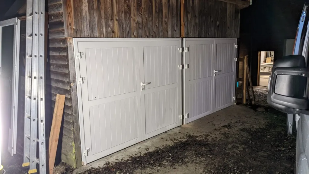 Porte de garage PVC ouverture vers l'extérieur