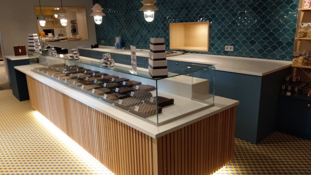 Vitrine de présentation avec plan en résine de synthèse type corian