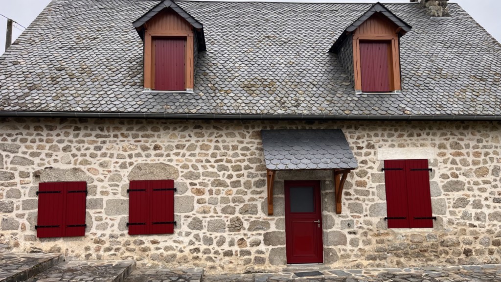 Volets et persiennes en bois laqué