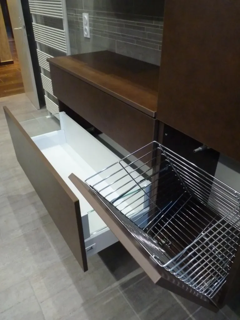 Rangement de salle de bain avec panier à linge pivotant