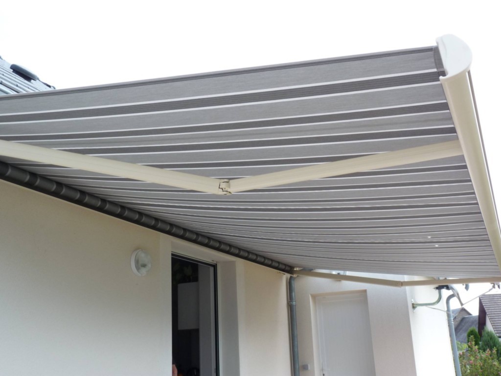 Store banne motorisé avec coffre