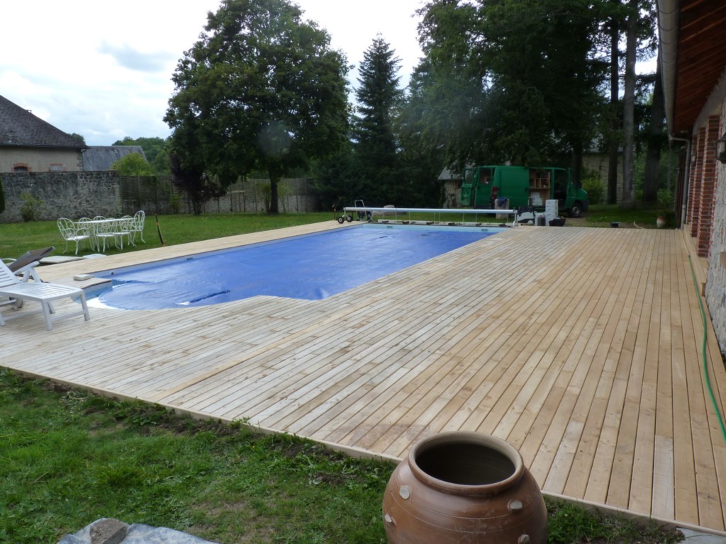 Terrasse en chataîgnier autour d'une piscine