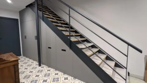 Escalier bois-métal avec placards en dessous