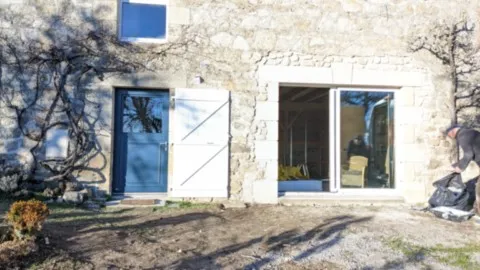 Baie vitrée coulissante et porte d'entrée en bois-aluminium