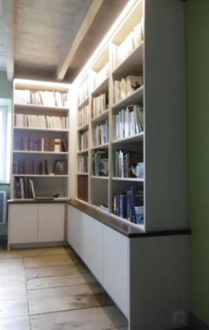 Bibliothèque en panneaux mélaminé et éclairage