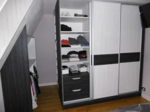 Dressing tiroirs penderie portes coulissantes en sous-pente