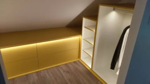 Dressing tiroirs et lumière en sous-pente
