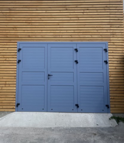 Porte de garage aluminium thermolaqué 3 vantaux ouverture vers l'extérieur