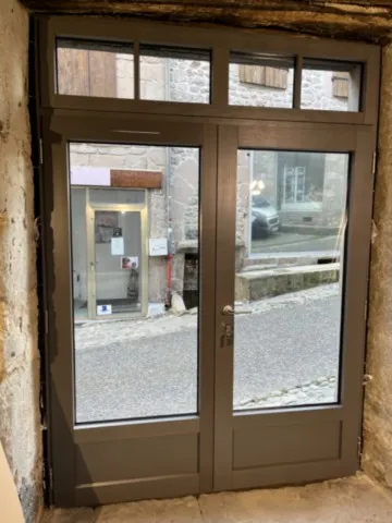 porte d'entrée en bois-aluminium vitrée espace commercial