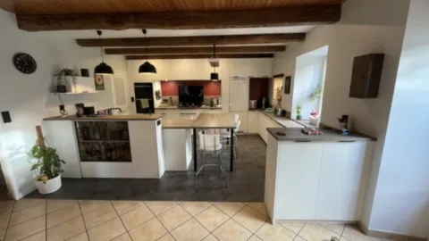 Cuisine façades stratifées blanc Perfect Sense et plans en Frêne massif huilé