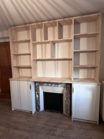 Rangement cuisine autour d'une cheminée