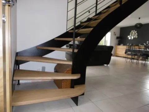 Escalier bois métal quart-tournant thermolaqué RAL9005 avec marches Chêne massif huilé.