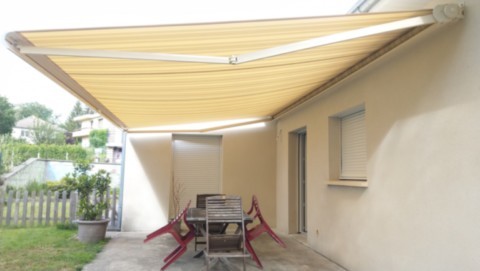 Store banne motorisé avec coffre