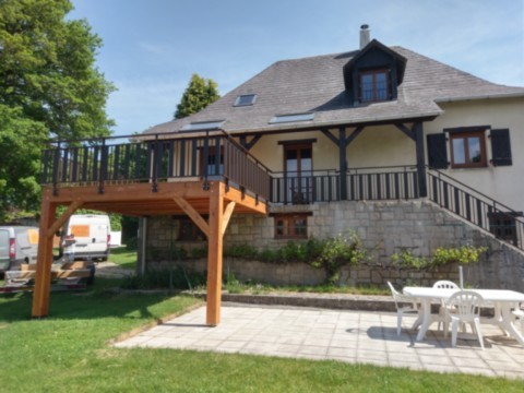 Terrasse extension de balcon en mélèze avec garde-corps aluminium thermolaqué