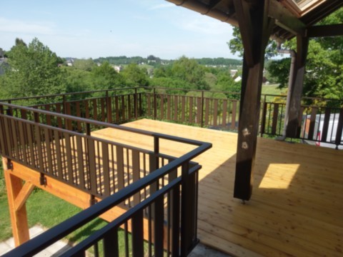 Terrasse extension de balcon en mélèze avec garde-corps aluminium thermolaqué
